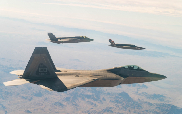 F-22·F-35와 함께 비행 중인 ‘XQ-58A’ 발키리. 사진=위키피디아 캡처