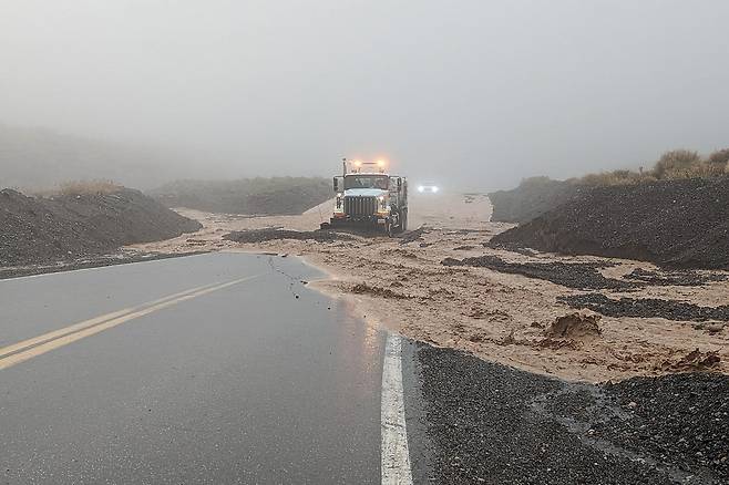 미 캘리포니아주 데스밸리에 폭우가 내려 도로가 침수된 모습 [데스밸리 국립공원(Death Valley National Park) 페이스북 게시물. 재판매 및 DB 금지]