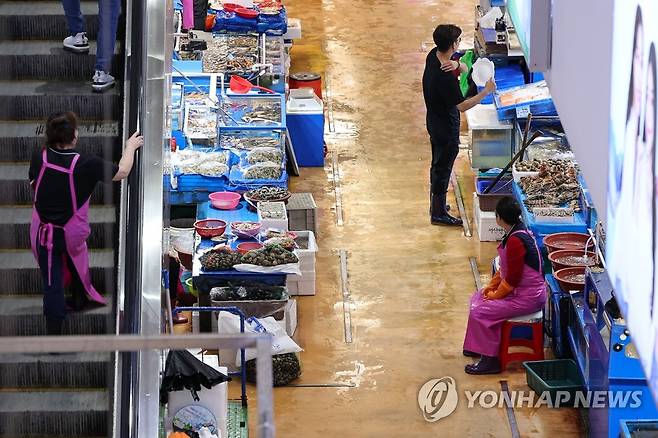 수산시장에서 손님 기다리는 상인 (서울=연합뉴스) 신현우 기자 = 22일 일본 정부가 후쿠시마 제1원자력발전소 오염수(일본 정부 명칭 '처리수')의 해양 방류를 이르면 24일부터 개시하기로 공식 결정했다. 기시다 후미오 일본 총리는 이날 오염수 방류를 위한 관계 각료회의를 마친 뒤 방류 개시 시점과 관련해 "기상 등 지장이 없으면 24일로 예상한다"고 말했다. 이는 2021년 4월 스가 요시히데 당시 총리가 오염수 처분 방식으로 해양 방류를 결정한 지 2년 4개월 만이다.
    사진은 이날 서울 동작구 노량진수산시장. 2023.8.22 nowwego@yna.co.kr
