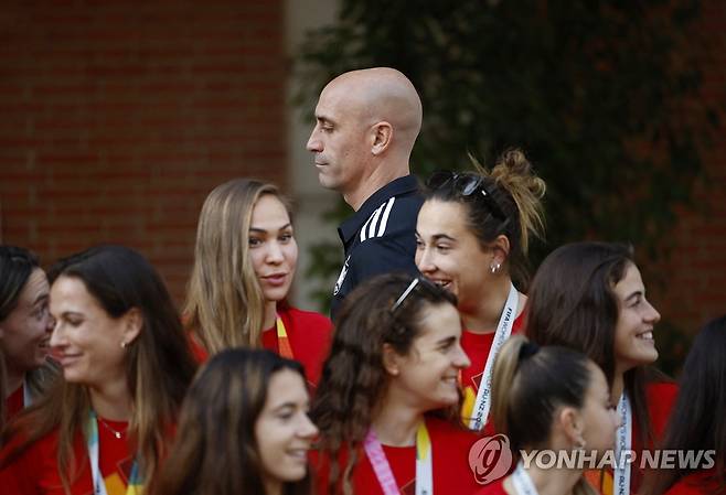 우승 축하연에서 시무룩한 루비알레스 스페인 축구협회장 [로이터=연합뉴스]