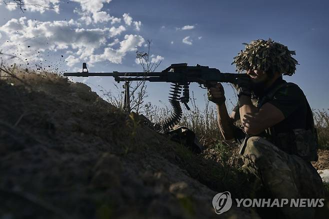 참호에서 기관총을 발사하는 우르카이나군 병사 [AP 연합뉴스자료사진. 재판매 및 DB 금지]