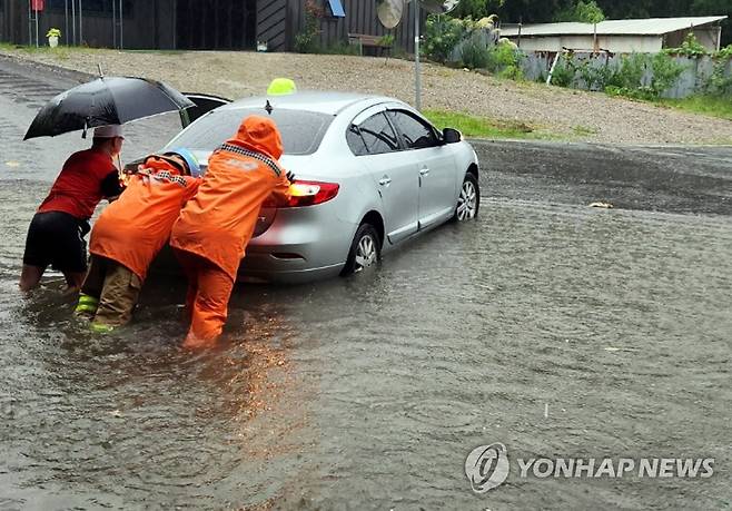 빗물에 잠긴 차량 (목포=연합뉴스) 호우 특보가 발효된 23일 오후 전남 목포시 대양동 한 굴다리가 물에 잠겨 소방 당국이 침수된 차량을 이동 조치하고 있다. 2023.8.23 [전남 소방본부 제공. 재판매 및 DB 금지] daum@yna.co.kr