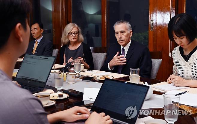 한국 기자 간담회 참석한 필립 골드버그 주한미국대사 (서울=연합뉴스) 필립 골드버그 주한미국대사가 23일 서울 중구 정동 주한미국 대사관저인 '하비브 하우스'에서 한국 기자들과 간담회를 하고 있다. 2023.8.23 [사진공동취재단] photo@yna.co.kr