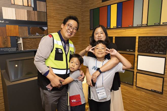 동국씨엠 임직원과 그 가족이 24일 부산공장에서 열린 제1회 ‘동국씨엠 Children’s Day(어린이의 날)‘ 행사에 참여해 공장을 둘러보고 있다. (사진=동국제강그룹)