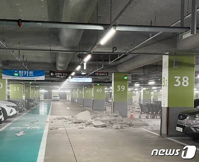 23일 오후 6시30분께 인천시 연수구 송도동 홈플러스 송도점 지하2층 주차장에서 천장 단열재가 무너졌다.(인터넷 커뮤니티 캡처)2023.8.24/뉴스1 ⓒ News1 박아론 기자