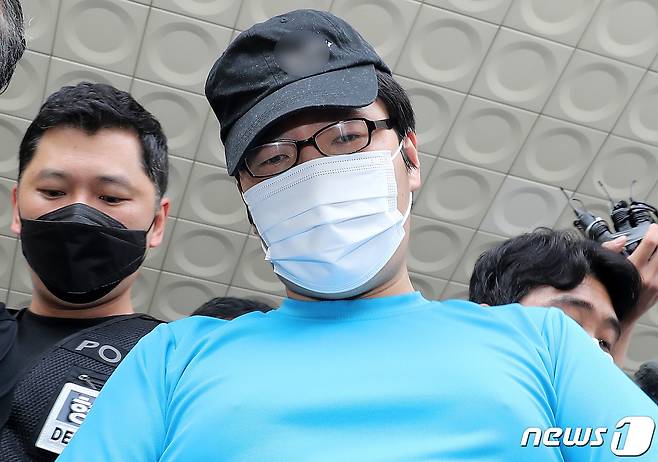 서울 관악구 신림동의 등산로에서 금속 재질 너클을 착용한 채 여성을 무자비하게 때리고 성폭행해 사망에 이르게 한 피의자 최윤종(30)이 지난 19일 영장실질심사를 받기 위해 서울 관악경찰서를 나서는 모습. 2023.8.23/뉴스1 ⓒ News1 박지혜 기자