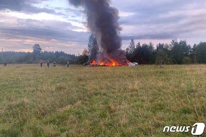 추락한 비행기가 화염에 휩싸여 있는 모습. 2023.8.24 ⓒ AFP=뉴스1 ⓒ News1 우동명 기자