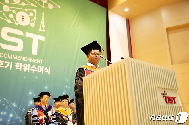 UST-KICT 스쿨 니세스 쿠마르 굽타 박사가 UST 2023년 후기 학위수여식에서 총장상을 수상한 후 대표연설을 하고 있다.(UST 제공)/뉴스1