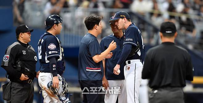 두산 선발투수 브랜든이 23일 고척스카이돔에서 열린 2023 프로야구 키움히어로즈와 두산베어스의 경기 6회초 1사 1,2루 위기에 몰리자 권명철 투수코치가 마운드에 오르고 있다. 2023.08.23.  강영조기자 kanjo@sportsseoul.com