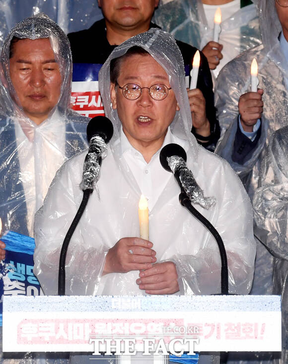 일본 후쿠시마 원전 오염수 해양 방류를 하루 앞둔 23일 오후 서울 여의도 국회 본관 앞 계단에서 이재명 더불어민주당 대표가 후쿠시마 원전 오염수 해양투기 철회 촉구 촛불집회에 참석해 발언하고 있다./국회= 이새롬 기자