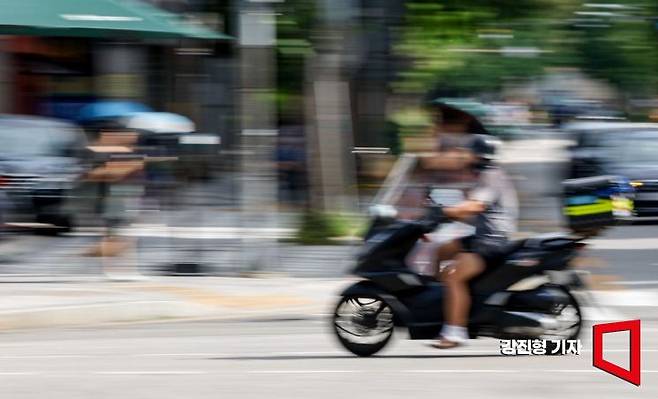 주요 배달 앱 업체들이 배달비 경감 대책을 내놓으며 사용자가 증가세로 돌아선 가운데 8일 서울 시내에서 한 오토바이 배달원이 이른 아침부터 배달을 하고 있다. 사진=강진형 기자aymsdream@