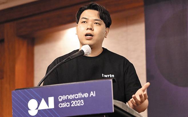 이세영 뤼튼테크놀로지스 대표가 지난 5월 서울 강남구 한 호텔에서 열린 AI 콘퍼런스 ‘GAA’에서 생성형 AI에 대해 발표하고 있다. 이 대표는 “구체적인 사용 목적에 맞춘 AI 서비스 6000개를 제공하면서, 창업 2년 만에 이용자 80만명을 모았다”고 말했다. /뤼튼테크놀로지스
