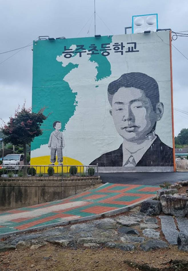 정율성이 잠시 다녔다는 전남 화순군 능주초등학교에 있는 정율성 대형 모자이크화. /조선일보 DB