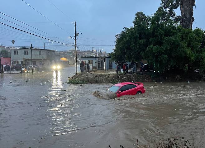 지난 20일 열대성 폭풍 힐러리 영향으로 침수된 멕시코 바하 칼리포르니아 거리 모습. /EPA 연합뉴스