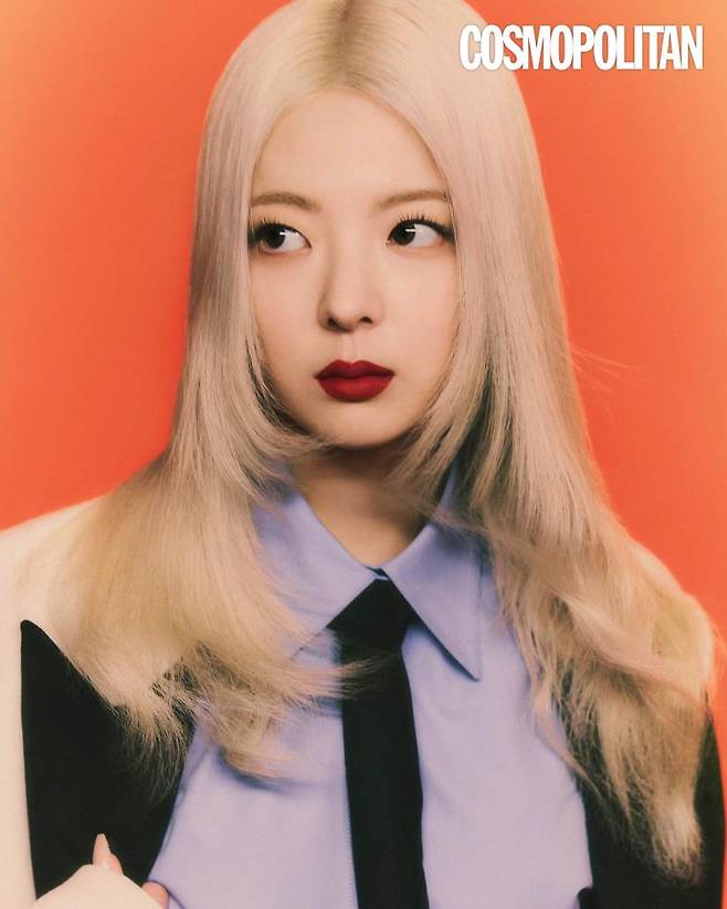 재킷, 셔츠, 타이 모두 가격미정 발렌티노.