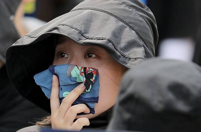 서울 종로구 정부서울청사 앞에서 열린 서이초 교사 추모 및 공교육 정상화 촉구 집회에서 한 참가자가 추모 영상을 보고 있다. 2023.07.29. ⓒ뉴시스