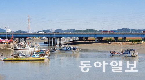 인천 앞바다에서 조업을 마친 어선들이 남동구 소래포구 나루터에 돌아오고 있다. 동아일보 자료사진