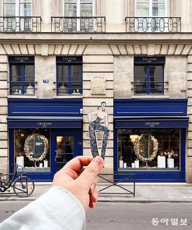 김재석 작가는 여러 프로젝트에서 자신의 또 다른 정체성이 담긴 수수걸을 통해 다양한 시도를 이어가고 있다. 자신이 여행을 갈 때도 수수걸은 언제나 함께 한다. 프랑스 명품 향수 브랜드 트루동 매장 앞에서 포즈를 취한 수수걸의 모습.  사진제공 김재석 작가