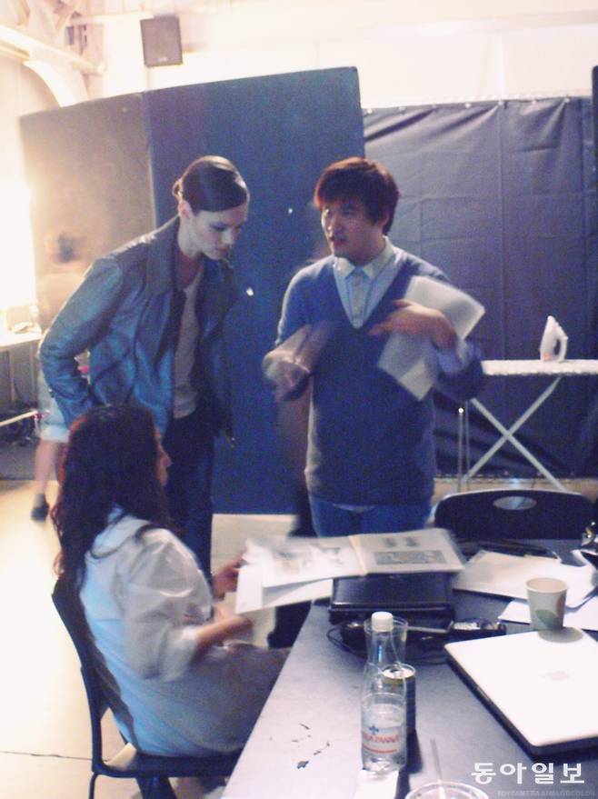 [나의 옛날 이야기] ‘요즘 (젊은) 것들’은  연재 글마다 청년들이 직접 고른 옛 사진들을 싣고자 합니다. 자신의 얘기를 들려주며 그 시절을 들춰보는 ‘코너 속의 코너’입니다. 김재석 작가가 고른 첫 번째 사진은 2013년 미국 뉴욕에서 패션브랜드 질 스튜어트와 함께 일했던 광고 현장입니다. 살짝 초점이 흔들리긴 했지만, 자신의 일에 집중하는 청년의 모습은 언제나 멋지지 않나요.  사진제공 김재석 작가