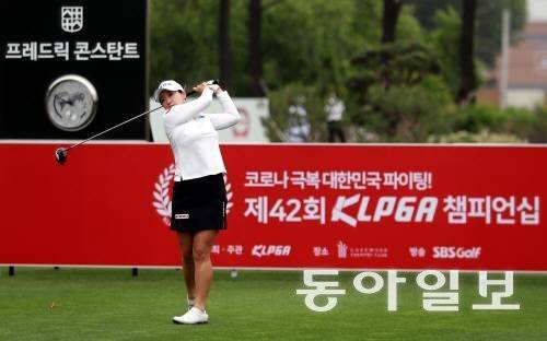 17년 연속 시드를 유지하며 1047라운드를 뛴 홍란의 스윙 모습.     KLPGA 제공