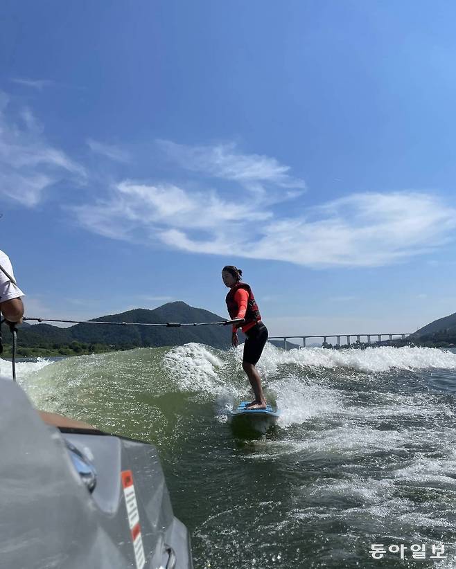 수상 스포츠를 좋아하는 홍란은 시즌 중에도 웨이크 보드를 즐기곤 했다. 홍란 제공