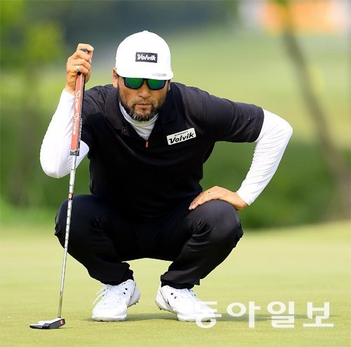 박찬호가 2019년 한국프로골프(KPGA) 코리안 투어 휴온스 엘라비에 셀러브리티 프로암에서 퍼팅 라인을 살피고 있다. 박찬호는 야구처럼 골프에도 진심이다. 동아일보DB