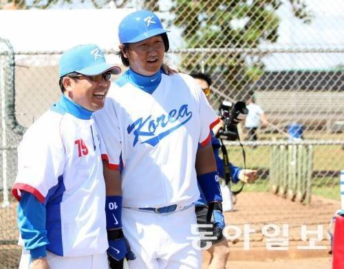 대표팀 시절 이대호와 함께한 양상문 감독. 양 감독의 조언으로 이대호도 산에 다니며 하체를 단련했다. 동아일보 DB