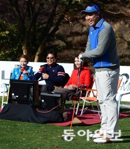 2013년 자선골프대회에서 류현진(토론토)와 함께 한 양상문 감독. 동아일보 DB