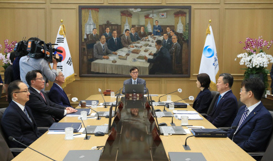 이창용 한국은행 총재가 24일 오전 서울 중구 한국은행에서 열린 금융통화위원회 본회의에서 회의를 주재하고 있다. 한은 제공.