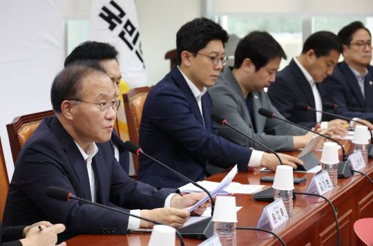 윤재옥(왼쪽) 국민의힘 원내대표가 24일 국회 본청에서 열린 당 최고위원회의에서 공개발언을 하고 있다.<연합뉴스>