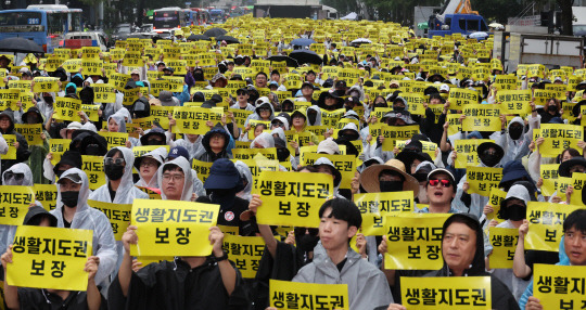 지난 12일 서울 종각역 인근 도로에서 열린 제4차 안전한 교육 환경을 위한 법 개정 촉구 집회에서 참여한 교사 등이 손팻말을 들고 구호를 외치고 있다. [연합뉴스]