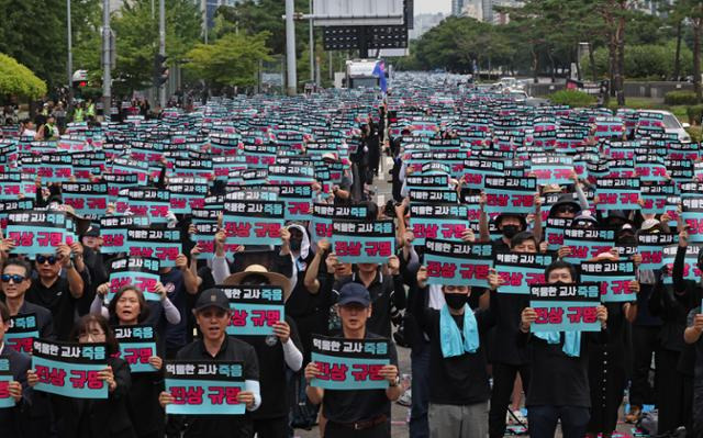 19일 국회 앞에서 전국 각지에서 모인 교사들이 서이초 교사 사망 사건 진상규명과 아동학대 관련법 즉각 개정을 촉구하는 집회를 하고 있다. 연합뉴스