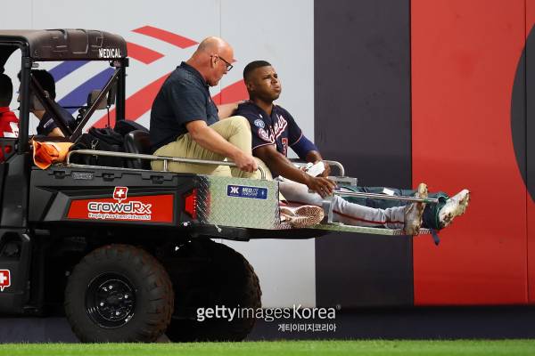 24일(한국시간) 미국 뉴욕주 양키스타디움에서 열린 뉴욕 양키스 원정 경기에서 7회 부상으로 교체되는 스톤 개럿의 모습. 게티이미지