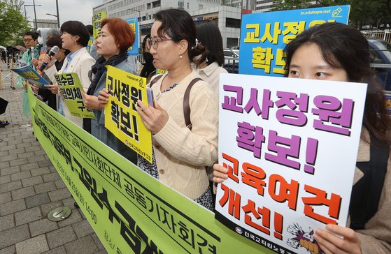 전희영 전국교직원노조 위원장이 25일 서울 용산구 대통령실 앞에서 열린 중장기 교원수급계획 규탄 기자회견에서 교사 정원 확보를 촉구하며 발언하고 있다. 연합뉴스