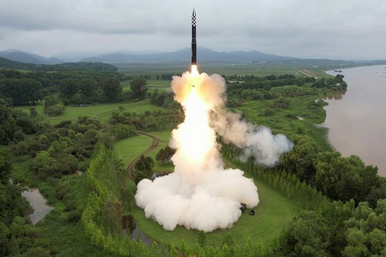 북한이 지난달 12일 고체연료 기반의 신형 대륙간탄도미사일(ICBM)인 '화성-18형'을 시험발사하는 모습. 노동신문, 뉴스1