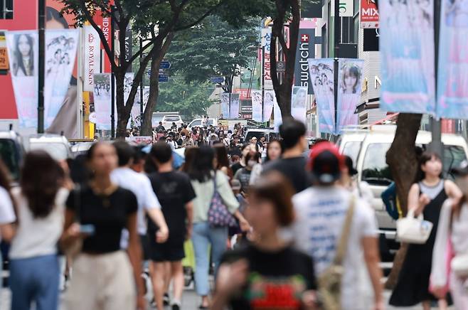 서울 중구 명동 거리에서 관광객들이 오가고 있다./사진=연합뉴스