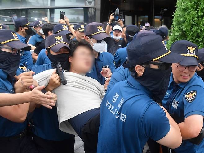 24일 오후 서울 종로구 주한 일본대사관 앞에서 후쿠시마 오염수 방류에 반대하며 대사관 진입을 시도하던 대학생들이 경찰에 연행되고 있다. 사진=연합뉴스