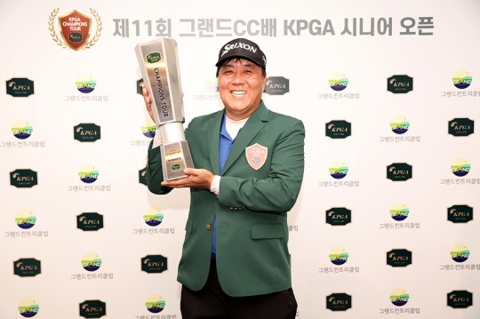 제11회 그랜드CC배 KPGA 시니어 오픈 우승자 이규윤 [KPGA 제공]