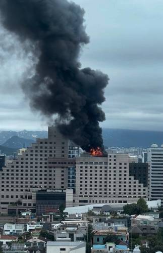 24일 낮 12시40분쯤 서울 강남구 역삼동 르메르디앙 호텔 옥상 공사장에서 화재가 난 모습. [사진출처 = 연합뉴스]