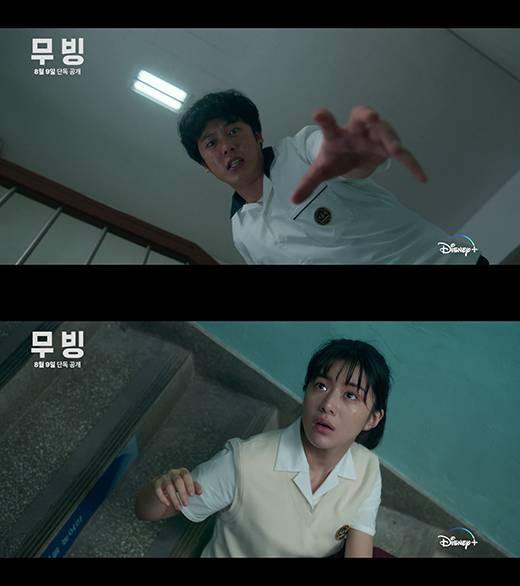 '무빙'에서 김봉석 역을 맡은 이정하와 장희수 역을 맡은 배우 고윤정 / 월트디즈니 컴퍼니 코리아