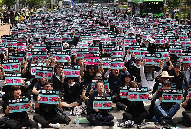 19일 오후 서울 여의도 국회 앞에서 전국 각지에서 모인 교사들이 서이초 교사 사망 사건 진상규명과 아동학대 관련법 즉각 개정을 촉구하는 집회를 하고 있다. [연합]