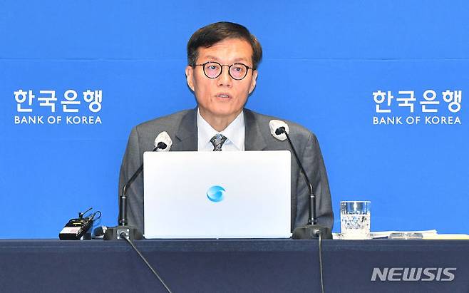 [서울=뉴시스] 사진공동취재단 = 이창용 한국은행 총재가 24일 서울 중구 한국은행에서 열린 8월 금융통화위원회 금리 결정에 대한 기자간담회에 참석해 발언하고 있다. 2023.08.24. photo@newsis.com