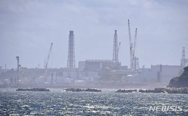 [후쿠시마=AP/뉴시스]24일 후쿠시마현 나미에마치에서 보이는 후쿠시마 제1 원자력발전소의 모습. 2023.08.24.