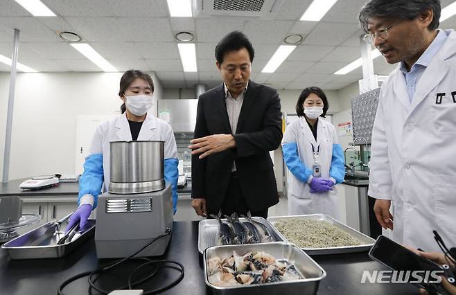 [서울=뉴시스] 김선웅 기자 = 오세훈 서울시장이 24일 서울 서초구 서울특별시 보건환경연구원을 방문해 방사능 검사를 위한 시료 분쇄 과정을 지켜보고 있다. (공동취재사진) 2023.08.24. photo@newsis.com