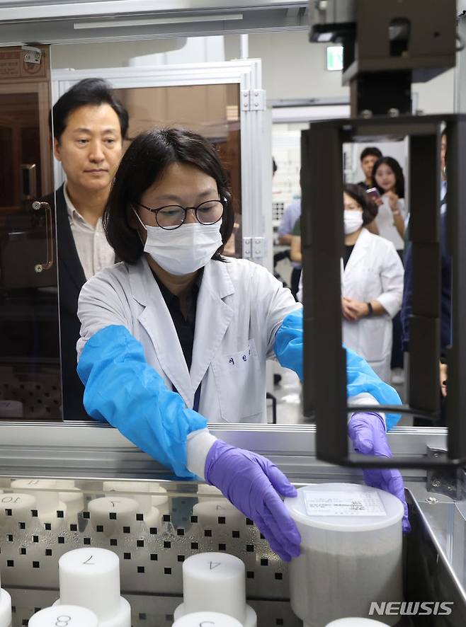 [서울=뉴시스] 김선웅 기자 = 오세훈 서울시장이 24일 서울 서초구 서울특별시 보건환경연구원을 방문해 후쿠시마 오염수 방류 관련 방사능 검사 현장에서 오염 수치 확인을 위한 고순도 게르마늄 감마핵 분석기에 시료를 넣는 작업을 지켜보고 있다. (공동취재사진) 2023.08.24. photo@newsis.com