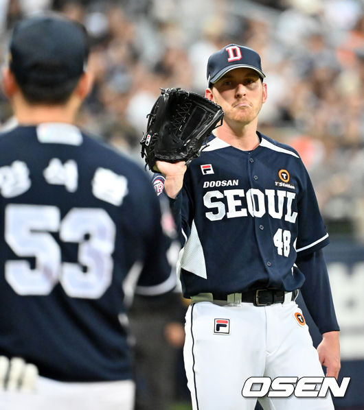 [OSEN=고척, 민경훈 기자] 23일 오후 서울 고척스카이돔에서 ‘2023 신한은행 SOL KBO리그’ 키움 히어로즈와 두산 베어스의 경기가 열렸다. 4회말 무사 주자 2루 키움 주성원을 1루수 앞 땅볼로 처리한 두산 선발 브랜든이 양석환에게 사인을 보내고 있다. 2023.08.23 / rumi@osen.co.kr