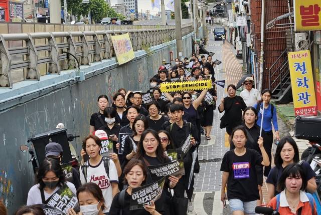 ▲24일 서울 신림동 일대에서 열린 '공원 여성살해 사건 피해자 추모 및 여성폭력 방치국가 규탄 긴급행동' 현장 사진. 참여자들이 현장 추모를 마친 후 신림역 방향으로 행진하고 있다. ⓒ프레시안(한예섭)