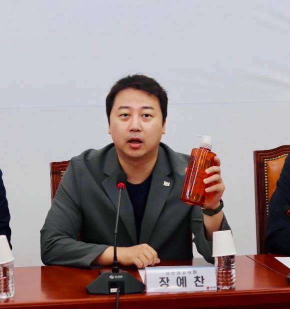 장예찬 국민의힘 최고위원이 24일 국회에서 열린 최고위원회의에서 샴푸를 들고 발언하고 있다. 장예찬 최고위원 제공