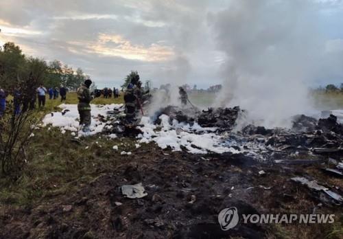 프리고진이 탑승한 전용기 추락 사고 현장 (트베리[러시아] 신화=연합뉴스) 러시아에서 무장반란을 시도했던 용병기업 바그너그룹의 수장 예브게니 프리고진이 23일(현지시간) 모스크바 인근 트베리 지역에서 전용기 추락 사고로 사망한 것으로 알려진 가운데 수사관들이 사고 현장을 조사하고 있다. 당국은 이번 사고로 프리고진을 비롯한 탑승자 10명이 전원 사망했다고 밝혔다. [러시아 연방 수사위원회 제공] 2023.08.24 besthope@yna.co.kr