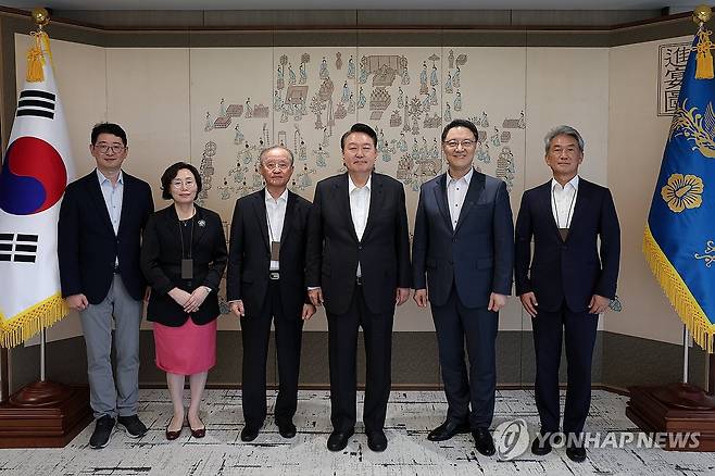 법학전문대학원협의회 오찬 간담회 참석한 윤 대통령 (서울=연합뉴스) 임헌정 기자 = 윤석열 대통령이 24일 서울 용산 대통령실 청사에서 열린 법학전문대학원협의회 오찬 간담회에서 참석자들과 기념촬영을 하고 있다. 왼쪽부터 주진우 대통령실 법률비서관, 정현미 이화여대 법학전문대학원장, 호문혁 서울대 명예교수, 윤 대통령. 이상경 법학전문대학원협의회 이사장, 김종보 서울대 법학전문대학원장. 2023.8.24 [대통령실 제공. 재판매 및 DB 금지] kane@yna.co.kr